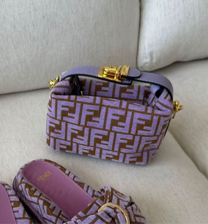 KLEIN LILA TASCHE