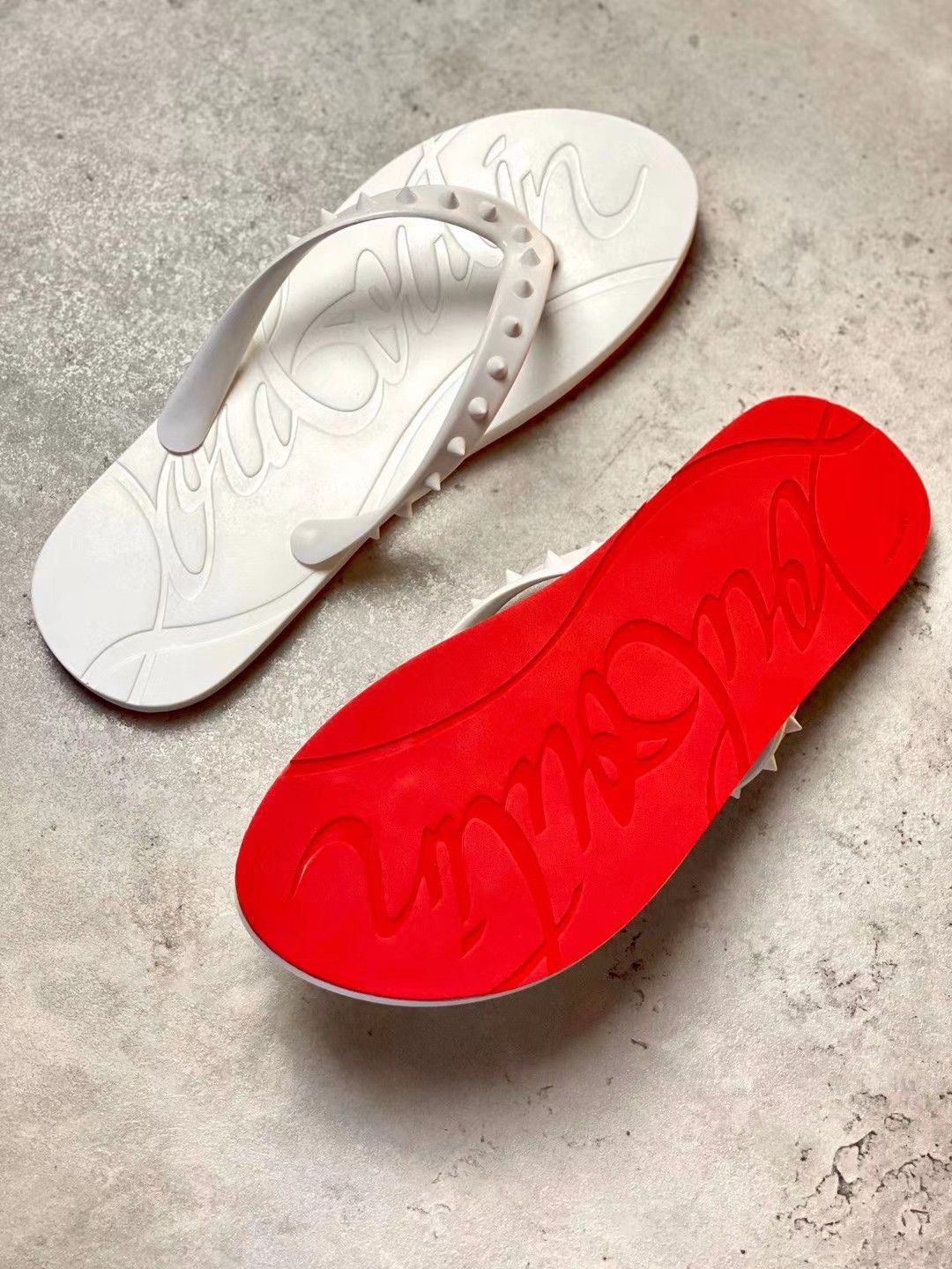 Rote Sohle Flip Flops Weiß